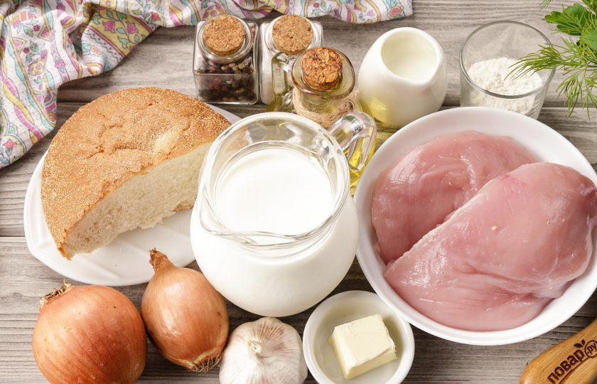 1. Этап. Куриные биточки в сливочном соусе: Подготовьте все ингредиенты по списку. Куриное филе промойте и обсушите. Сливки берите 10% жирностью.