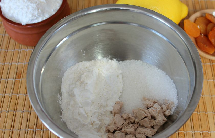 1. Этап. Кулич с корицей: В миску кладем дрожжи, насыпаем 3 столовых ложки муки и 5 столовых ложек сахара.