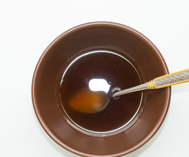 1. Этап. Морской коктейль с соевым соусом: 6. Для приготовления заправки нужно соединить соевый соус с небольшим количеством меда. Добавить соль и перец по вкусу.