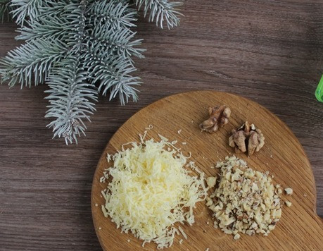 1. Этап. Закуска Ёлочные шары: Пока готовится филе индейки, подсушите на сковороде грецкие орехи, буквально пару минут и мелко нарубите. Сыр натрите на мелкой терке.