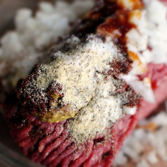 1. Этап. Классический мясной рулет: Туда же - все приправы и специи.