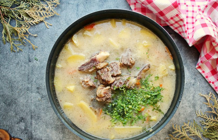 1. Этап. Суп Соуз: Добавьте к картофелю половину нарезанной зелени и верните отварное мясо. Все посолите и варите в течение 15-25 минут, до готовности картофеля.