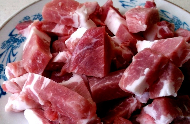 1. Этап. Мясо, тушенное с грибами в сметане: Свинину промываем, обсушиваем и нарезаем кубиками.