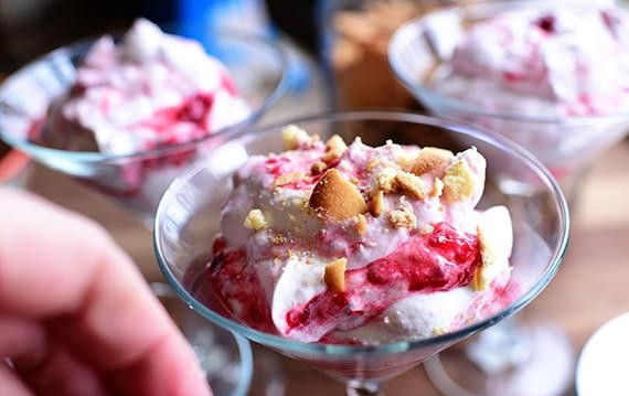 1. Этап. Малиновый фул: 5. Выкладывайте десерт в креманку, сверху присыпая крошкой песочного печенья. Украсьте листиками мяты и подавайте к столу.