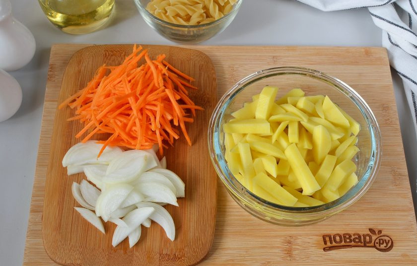 1. Этап. Суп из куриных шеек: Пока варится мясо, подготовьте овощи: очистите, вымойте, нарежьте.