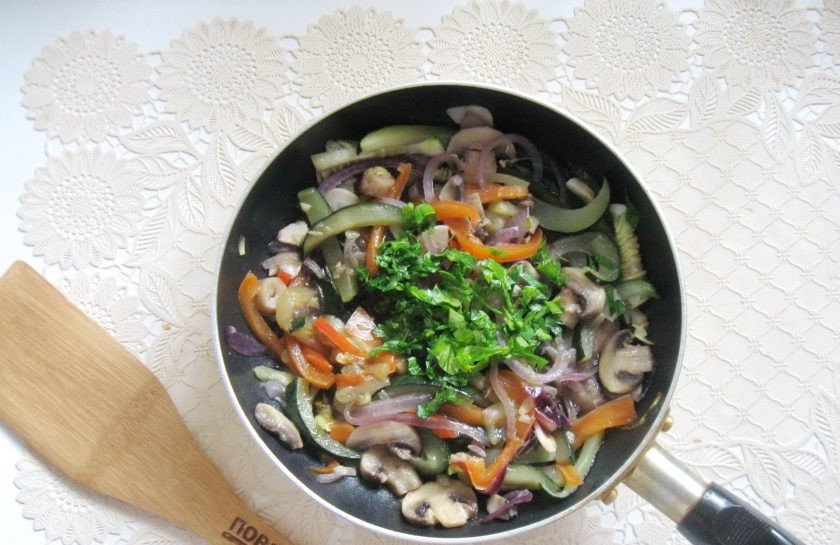 1. Этап. Овощи по-тайски: Прогрейте овощи еще 5-6 минут и выключайте плиту. Добавьте нарезанную зелень.