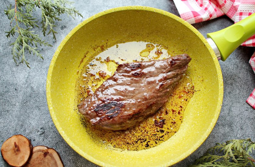 1. Этап. Стейк из оленины на сковороде: В сковороде разогрейте оставшееся масло и обжарьте стейк с двух сторон по 2-3 минуты на сильном огне. Снимите стейк со сковороды, посолите, поперчите и заверните в фольгу. Оставьте отдохнуть мясо в течение 5-7 минут.