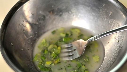 1. Этап. Закуска из огурца и цукини: 5. Для приготовления заправки соедините масло с соком лимона и уксусом. Добавьте зелень, соль и перец по вкусу.