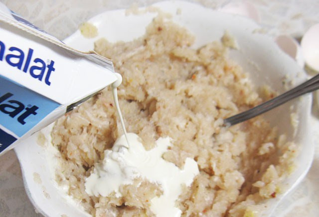 1. Этап. Рыбный фарш: Влейте небольшими порциями сливки, при этом продолжая мешать фарш. Если у вас есть блендер – готовый фарш можно взбить им.