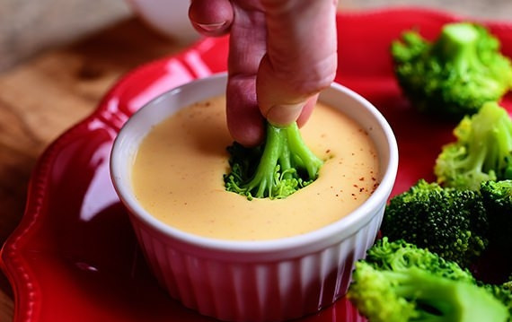 1. Этап. Сырный дип для овощей: 4. Горячий дип разливайте в кокотницы или соусницы и подавайте к столу с закусками.