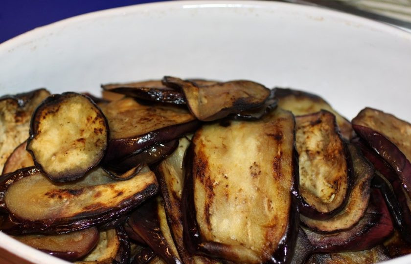 1. Этап. Салат из баклажана: 1. Итак, для начала нам нужно помыть и нарезать 