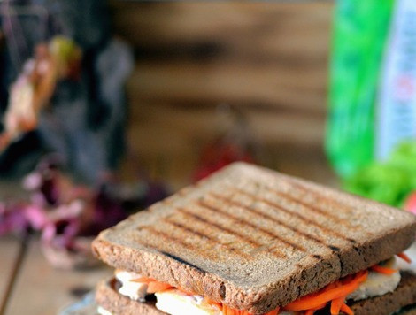 1. Этап. Большой сэндвич для всей семьи: Сэндвич готов! Можно подавать. При употреблении, конечно, его необходимо разрезать. Приятного аппетита!