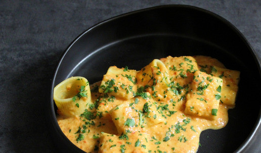 1. Этап. Паста с сыром страчателла и запечёнными овощами: Перемешиваем нашу пасту с соусом и подаем с мелко нарезанной петрушкой.