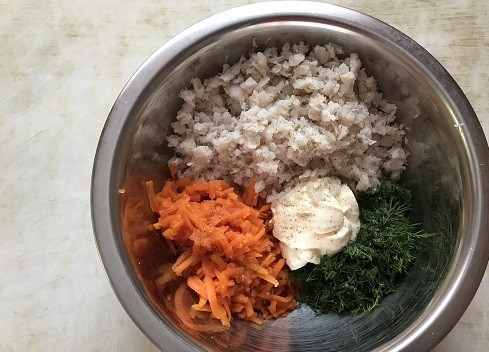 1. Этап. Рыбный салат Раковые шейки: Складываем все ингредиенты в миску, добавляем майонез, соль и молотый черный перец.