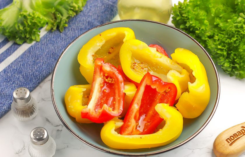 1. Этап. Перец на мангале: Влейте растительное масло и перемешайте нарезку перца, чтобы она вся покрылась маринадом.