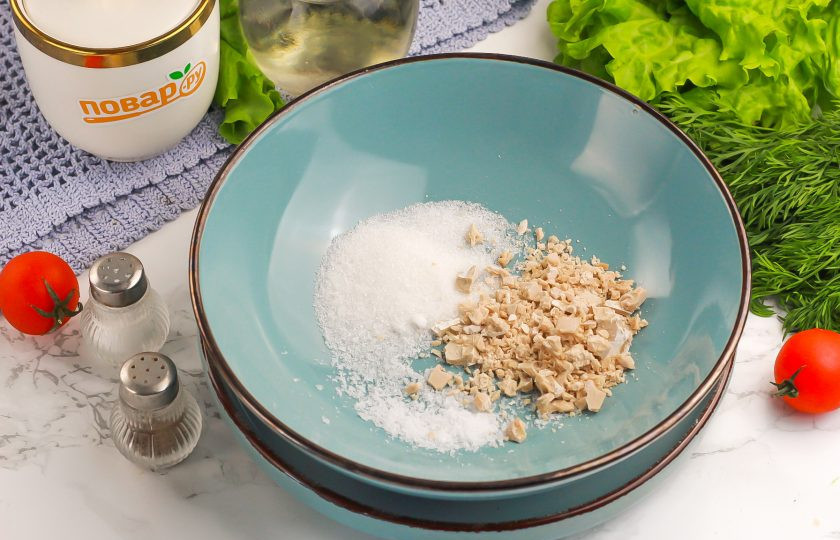 1. Этап. Кисло-сладкий хлеб: Раскрошите дрожжи в глубокую емкость: миску, салатник. Туда же всыпьте половину сахара и соль. По желанию можно добавить сушеные молотые пряности и приправы. Если в них уже присутствует соль, то уменьшите ее норму в рецепте.