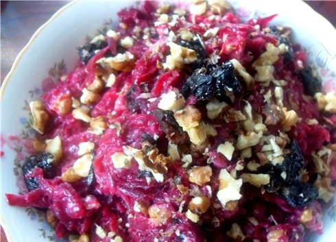 1. Этап. Свёкла в духовке: Смешиваем измельченные свёклу, чернослив, орехи и чеснок — это будет начинка.