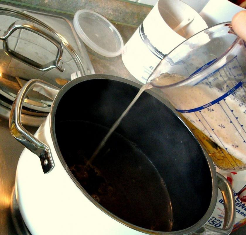 1. Этап. Тюрингский луковый суп: В закипевший бульон наливаем наше пиво.