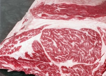 1. Этап. Бургеры из мраморной говядины: Говядину для фарша лучше брать пожирнее. Помоем мясо, нарежем его на небольшие кусочки.