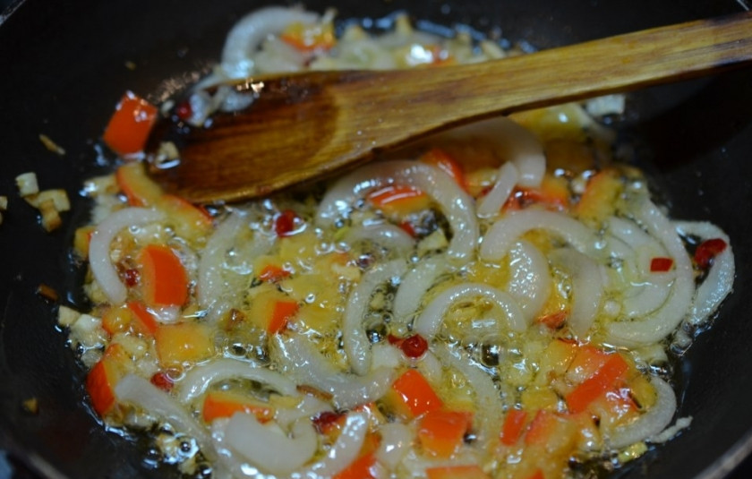 1. Этап. Гай Пад Мед Ма-муанг: Лук нарежтье полукольцами, добавьте в сковороду, обжарьте.