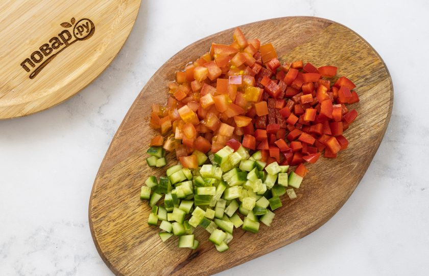 1. Этап. Салат с булгуром и овощами: Все овощи нарежьте кубиками небольшого размера.