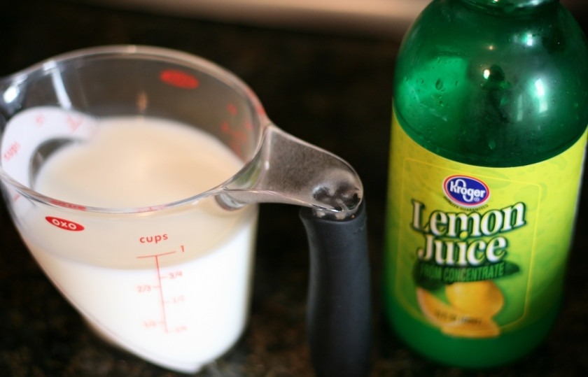 1. Этап. Пышные оладушки на молоке: В молоко добавьте лимонный сок, перемешайте, дайте постоять минут 5.