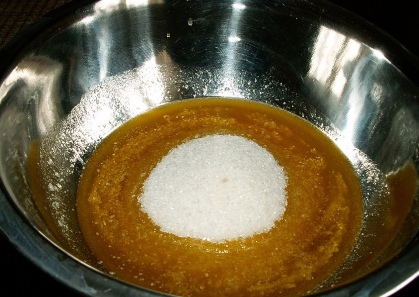 1. Этап. Торт Медовик со сгущенкой: Добавьте сахар, не снимая миску с бани.