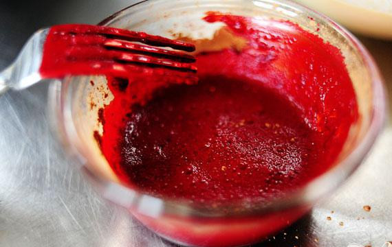 1. Этап. Красный бархатный пирог: 3. В отдельной миске смешать какао и красный пищевой краситель. Отложить в сторону.