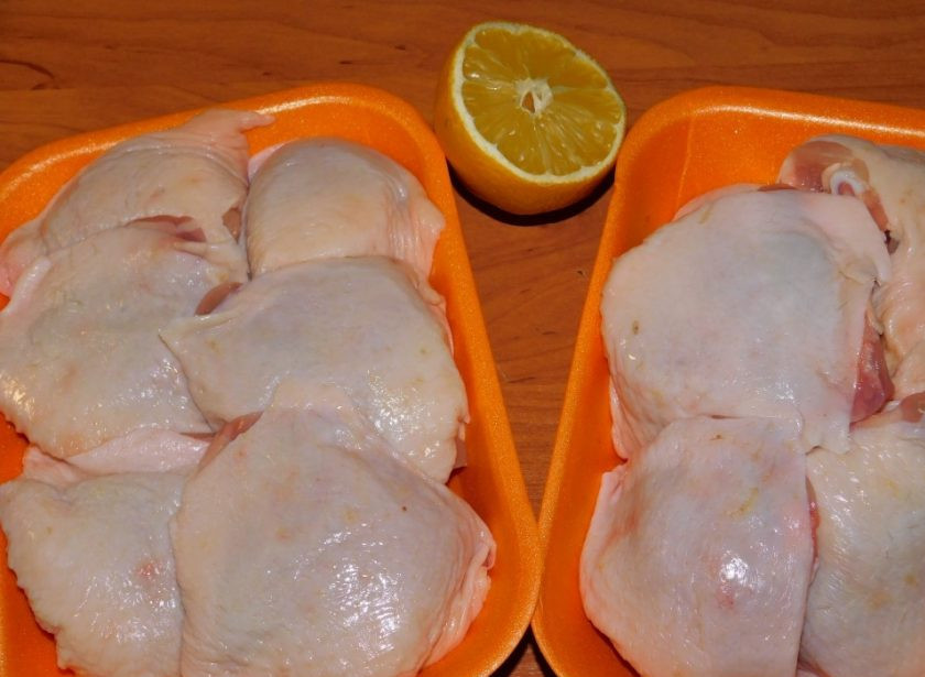 1. Этап. Курица с лимоном и базиликом: Курицу полейте соком половины лимона и оставьте мариноваться на 30-40 минут.