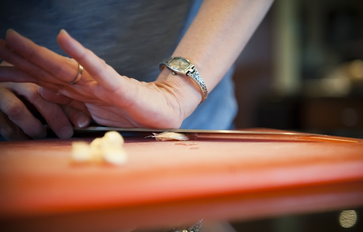 1. Этап. Гренки с сыром и чесноком: 1. Чеснок придавите ножом. Он пустит сок и его будет легче очистить от кожицы.