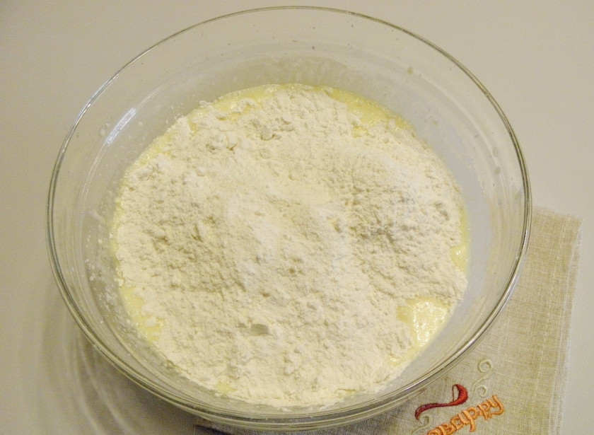 1. Этап. Маффины из творога: Введите просеянную муку с разрыхлителем, соль, миксером соедините массу.