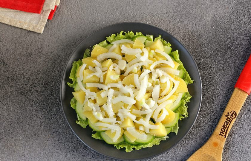 1. Этап. Диетический салат с консервированным тунцом: Далее выложите нарезанный тонко лук. Если используете не салатный лук, то просто обдайте его кипятком, чтобы убрать горечь.