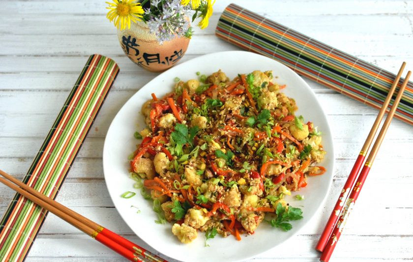 1. Этап. Цветная капуста с яйцами: Снять вок с огня, посыпать поджаренным кунжутом и фисташками, перемешать и разложить по тарелкам. Украсить зеленью кинзы и сразу подавать.