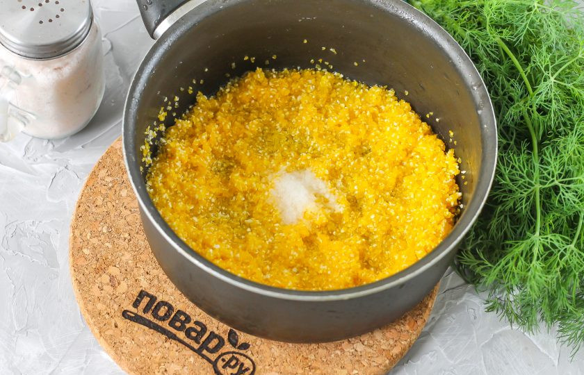 1. Этап. Полента с баклажанами: Кукурузную крупу промойте в воде, пересыпьте в казан или ковш с антипригарным дном и добавьте 2 щепотки соли.