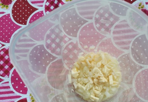 1. Этап. Острый соус из помидоров: чеснок кусочками.