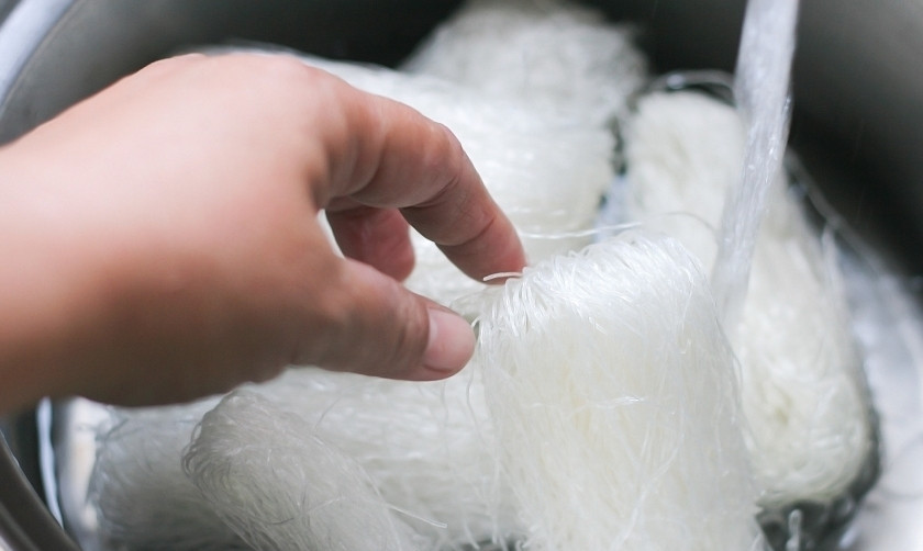 1. Этап. Чапче: Сначала стеклянную лапшу облейте холодной водой, тогда лапша разойдётся и не свариться в кашу. Затем положите стеклянную лапшу в кипящую воду, варите 3 минуты. После чего снова остудите в холодной воде.