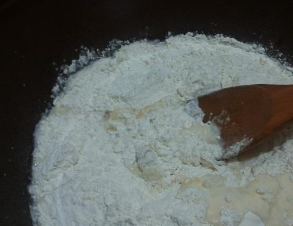 1. Этап. Булочки на пару: Разогрейте молоко, добавьте в него соль, сахар, дрожжи, сливочное масло и яйцо, размешайте и всыпьте частями муку. Замесите тесто, накройте и оставьте на 20 минут подойти.