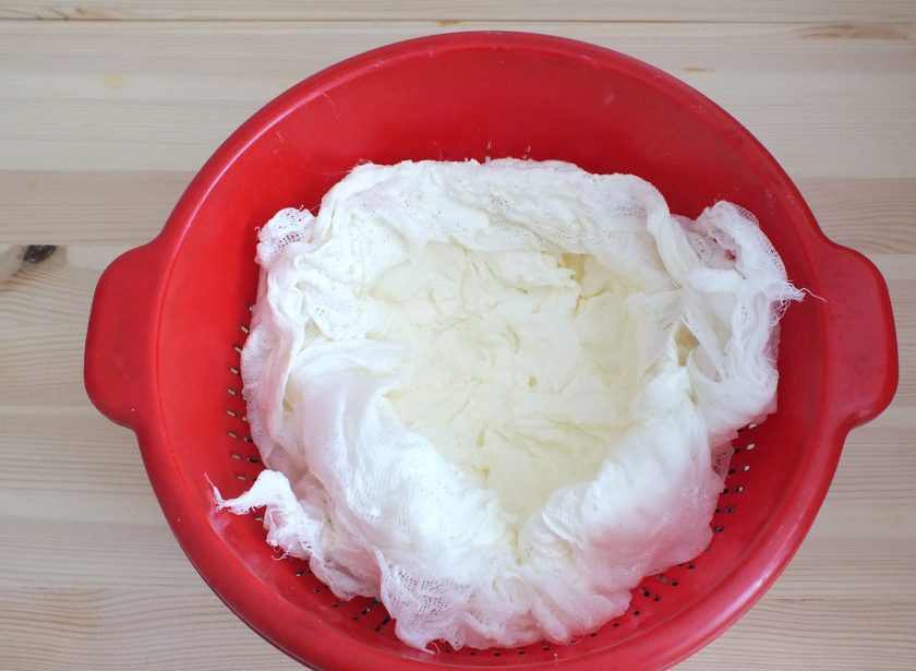 1. Этап. Сыр из кефира и сметаны: По истечении времени, достаньте сыр из холодильника. Уберите гнёт.