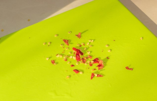 1. Этап. Салат Лолло росса: Перец чили нарезаем мелко-мелко.