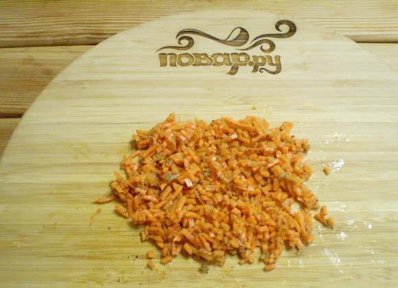 1. Этап. Салат Обезьянка с корейской морковкой: Морковку по-корейски разделите на две части, одну часть оставьте для украшения салата, другую - мелко порежьте.