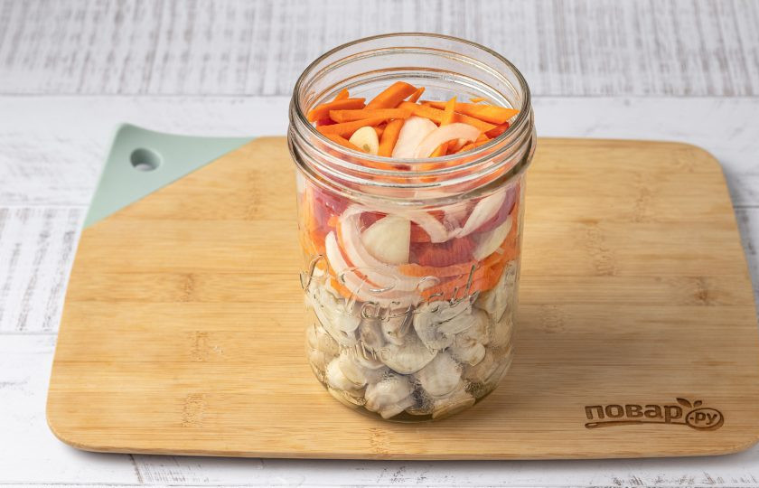 1. Этап. Маринованные шампиньоны с овощами: Сверху добавьте все овощи.