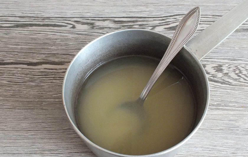 1. Этап. Настойка на лимоне: Смешайте в сотейнике воду, сахар и лимонный сок. Поставьте на огонь и варите на медленном огне 5 минут после закипания. Во время кипения сиропа будет образовываться пена, удаляйте ее до полного исчезновения.