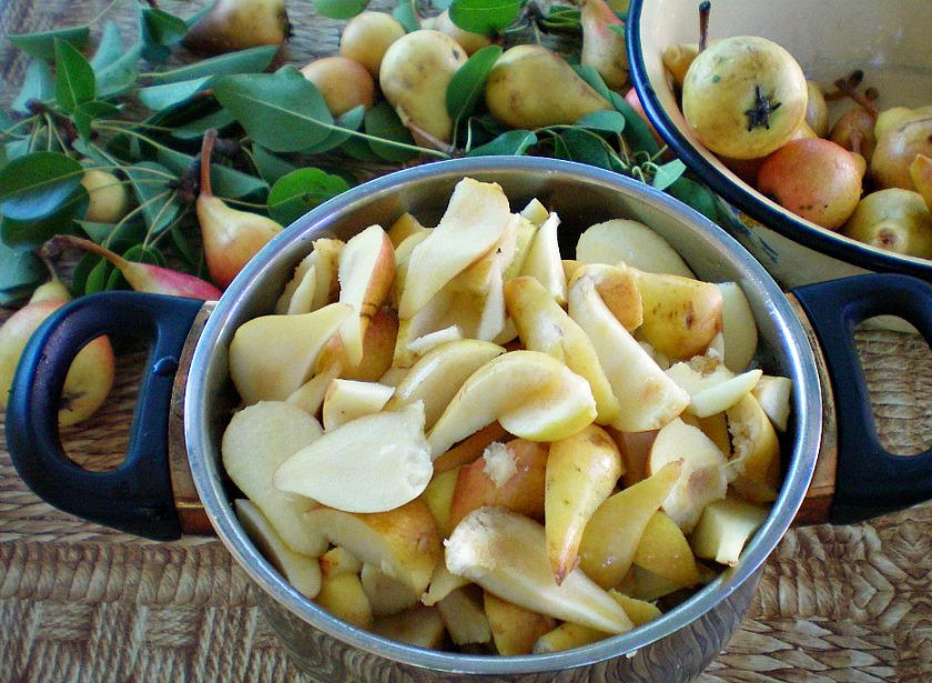 1. Этап. Густое грушевое варенье: Грушу нарезаем кусочками, предварительно, убирая сердцевину и хвостики. Кусочки груши кладем в кастрюлю с толстым дном.