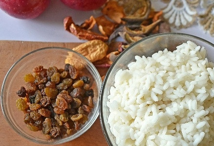 1. Этап. Гусь, фаршированный рисом и сухофруктами: Для начинки мы берем отварной рис, замоченный в теплой воде изюм и сухофрукты. У меня сушеные яблоки и груши. Можно их заменить на курагу или чернослив.