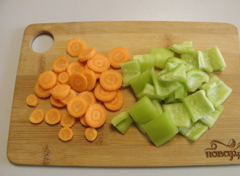 1. Этап. Закатка цветной капусты: Болгарский перец порежьте кубиками. Морковь нарезаем максимально тонкими кружочками.