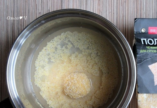 1. Этап. Печенье из поленты на сковороде: Поленту засыпьте в воду, доведите до кипения.