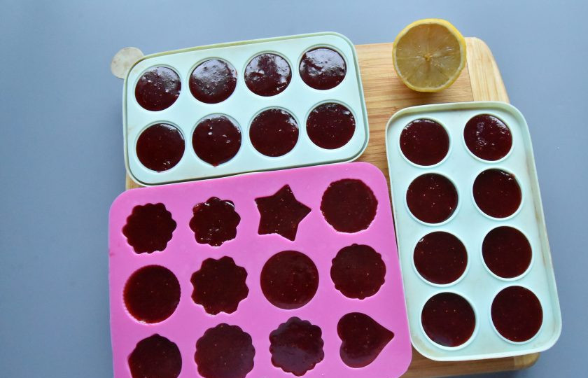 1. Этап. Конфеты из замороженной клубники: В качестве форм для домашнего мармелада можно использовать силиконовые молды для льда, шоколада, печенья.