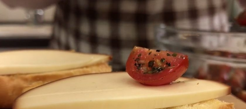 1. Этап. Бутерброды на все случаи жизни: 4. Оставшиеся помидоры разрежьте на небольшие ломтики, смешайте с бальзамическим уксусом, специями, растительным маслом и солью. Перемешайте. На поджаренную булочку выложите ломтик сыра и помидоры в соусе.