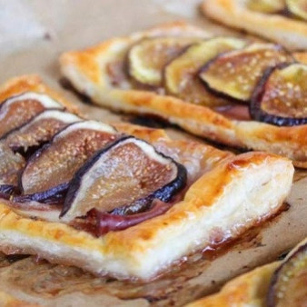 Слойки с инжиром и ветчиной
