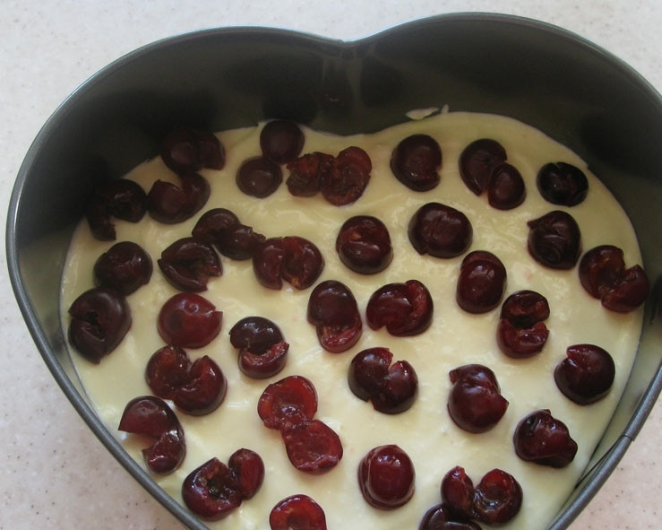 1. Этап. Брауни с творогом: 5. Шоколадное тесто следует разделить на три части. Смажьте противень и на дно выложите первый слой, затем второй с творогом вишнями и закройте все третьим слоем.